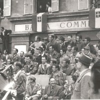 La folla in festa accoglie i partigiani in  piazza Garibaldi, 9 maggio 1945