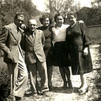 La famiglia Polizzi ripresa negli orti antistanti l’abitazione (da sinistra a destra): Primo detto “Manetto”, Secondo, Lina, Laura e Ida Mussini