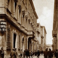 Cesena, Corso Umberto I. Palazzo Fantaguzzi sede della Banca Popolare e Palazzo Ghini, Anni '40 circa (BCM Fondo Bacchi cartoline, FCB 1132)