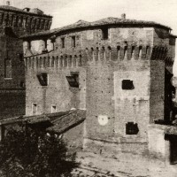 Cesena, la Rocca Malatestiana vista all’interno del muro di cinta, 1900-1915 circa (BCM Fondo Dellamore, FDP 120)