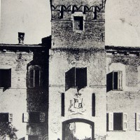 Negli anni della Seconda guerra mondiale, per accedere al centro storico di Soliera, bisogna oltrepassare la vecchia porta, che è parte delle strutture del Castello Campori. L’ingresso è poi stato mantenuto pressoché identico fino all’epoca presente.