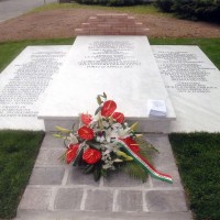 Cimitero di Forlì, Monumento a ricordo delle vittime uccise all'aeroporto di Forlì nel settembre 1944
