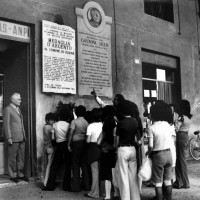 Studenti davanti alla lapide di Gastone Sozzi. Li osserva l'ex-partigiano Adriano Benini sul ciglio della vecchia sede ANPI