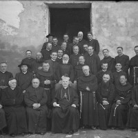 Religiosi e sacerdoti cesenati con il vescovo mons. Beniamino Socche. Il secondo seduto da sinistra è don Giovanni Ravaglia, 1938-1946 circa