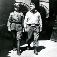 Ufficiali alleati a Palazzo d'Accursio dopo la liberazione di Bologna