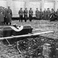 Cerimonia di sepoltura di un soldato tedesco nel cimitero di Piacenza