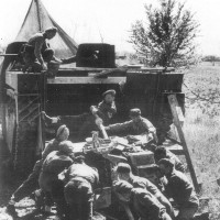 Cannonieri 267/67 reggimento controcarro (Anti -Tank Regiment) artiglieri britannica, caricamento di un cannone controcarro su di un Fantail