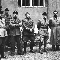 Romualdi (in prima fila quarto da sinistra) con ufficiali della Brigata Nera nel cortile del comando