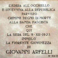 La lapide dedicata a Giovanni Arfelli