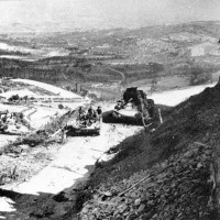 Un carro Sherman del 44° Recce colpito dal caporale Weber sotto le mura di gemmano. Sullo sfondo la Valle del Conca.