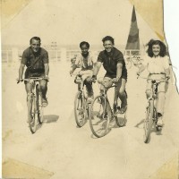 Estate 1940, Riccione. Camelia Matatia (a destra), il fratello Beniamino e due amici (foto di Roberto Matatia)
