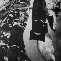 Foto aerea di un bombardamento alleato dei ponti sul Po a Piacenza