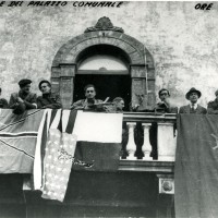Comandanti partigiani sul balcone del Palazzo Merlato