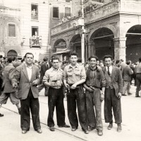 Partigiani in piazza Ravegnana a Bologna dopo la Liberazione

