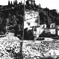 Abitazioni su viale Mazzoni interrotte a causa del sopraggiungere del fronte a Cesena, primavera 1945 (BCM Fondo Bacchi, FBP 569)
