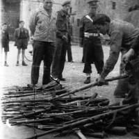 Dopo la Liberazione: consegna delle armi nel cortile di Palazzo Farnese