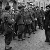 Soldati tedeschi fatti prigionieri dai partigiani e consegnati agli alleati in Piazza del Popolo