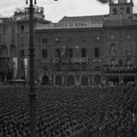 Manifestazione militare in Piazza Cavalli a Piacenza negli anni della RSI