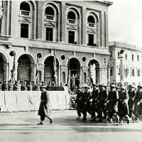 Novembre 1944, gli Alleati, sullo sfondo il Palazzo delle Poste