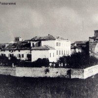 Questa cartolina di inizio Novecento mostra l’abitato di Soliera completamente racchiuso entro il tracciato delle mura difensive.
