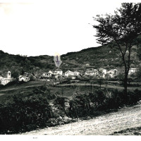Cartolina d'epoca, Vairo Superiore, Panorama. La casa di Maddalena Madureri-scuola elementare è indicata dalla freccia
