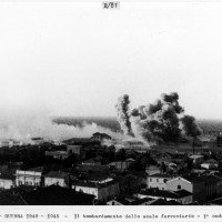 Cesena, guerra 1940-1941: il bombardamento dello scalo ferroviario, prima ondata, 24 giugno 1944 (BCM Fondo Dellamore, FDP 1198)