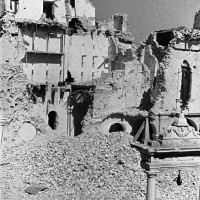 Esterno dell’abbazia di Santa Maria del Monte dopo i bombardamenti, ottobre 1944 (BCM Fondo Bacchi, FBP 528)