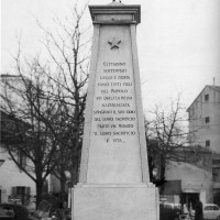 Foto storica del monumento in piazza Fornia