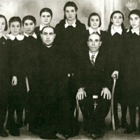Don Odo Contestabile e suo padre con un gruppo di alunne avviate all'Istituto della Sacra Famiglia