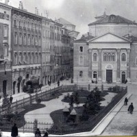 Piazza Mazzini e la sinagoga di Modena agli inizi del Novecento.