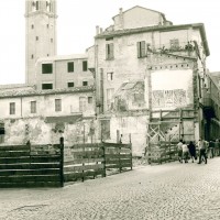 Particolare veduta dell'abitazione dei Mondolfo, dovuta alla demolizione dell'edificio adiacente, anni 60 (Servizio Urbanistica Cesena)