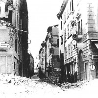 L’ingresso di via Mazzini dopo un bombardamento degli Alleati