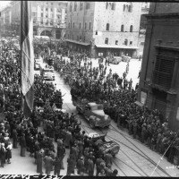 All'incrocio tra Via Indipendenza, Via Rizzoli e Via Ugo Bassi sfilano alcuni alpini dell'esercito italiano per festeggiare la Liberazione (21 aprile 1945)