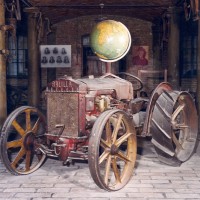 Museo Cervi: trattore e mappamondo.