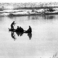 Partigiani che attraversano il fiume Reno dopo aver recuperato alcune pecore che  hanno ucciso sull’altra riva del fiume