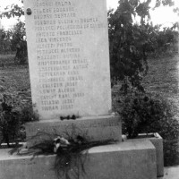 Il primo monumento, in granaglia, a ricordo delle vittime della strage dell'aeroporto collocato nel 1946 in via Seganti