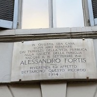 Targa presso la casa natale di Alessandro Fortis