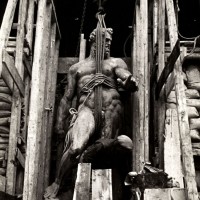 La statua del Nettuno, protetto dai bombardamenti da un'imbragatura