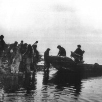 11 aprile 1945. Il commando X 40 della marina scarica la propria imbarcazione lungo l’argine Agosta