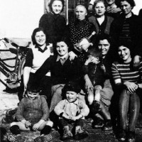Un gruppo di confinate ebree di Belgrado assieme ad abitanti di Mezzani. Il secondo bambino seduto (da sinistra verso destra) è Josif Isakovic