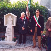 Commemorazione delle vittime con delegazioni da Sassoferrato e Fabriano, all’estrema destra Lucio Lucci, nipote di Virgilio, 26 ottobre 2003