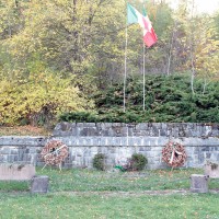 Monumento per i caduti partigiani della Battaglia di Rocchetta, sulla sponda del torrente Scoltenna, Sestola 