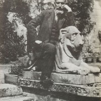Formiggini nel giardino della sua casa romana nel 1935.