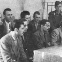 Carlo De Sanctis (al centro, con baffi e occhiali) e la sua “banda” durante il processo.