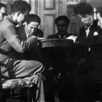 Giorgio Saralvo (terzo da sinistra) in una scherzosa seduta spiritica. Alla sua destra Cino Pedrelli