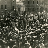 20 maggio 1945_La folla in Piazza del Mercato il giorno della smobilitazione della 28a Brigata