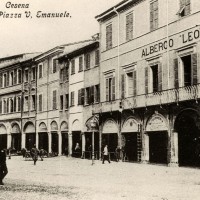 Cesena, portici in Piazza Vittorio Emanuele, 1900-1905 circa (BCM Fondo Dellamore, FDP 1065)