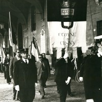 Il sindaco Leopoldo Lucchi commemorava il 20 ottobre deponendo una corona sotto la lapide dei martiri partigiani