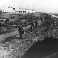 11 aprile 1945. Commandos della Marina Inglese marciano lungo gli argini meridionali delle valli attraverso le campagne allagate