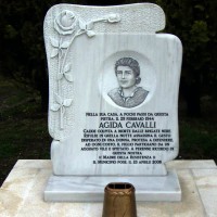 Stele dedicata ad Agida Cavalli Vandini, uccisa  da una squadra della Milizia Volontaria della Sicurezza Nazionale nell'atto di difendere il figlio partigiano, Guerriero Vandini.